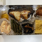 日本橋海鮮丼 つじ半 - 多彩な脇役。主役の銀ダラはちょっと小ぶり。