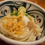 麺処まはろ - 酢橘がとても爽やかなぶっかけうどん