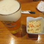 ビール(５５０円）と無料のお通し(マカロニサラダ）