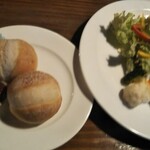 雪詩慕雲 - ハンバーグデミグラスソース。
      パン。