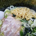 ラーメン鹿島家 - チャーシュー・麺の表情。