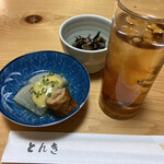 和風とんかつ とんき - 中央：お通しのアラメ煮、青い小鉢はサービス♪