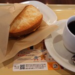 ドトールコーヒーショップ - ホットサンド　三種のチーズとベーコン・エッグ