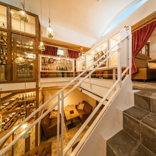 1階は中庭、2階は屋根裏をイメージした店内