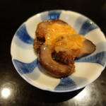 にい留 - 師崎のLサイズのなまこ、70度の低温のほうじ茶で２回じっくり煮て柔らかな仕上がり。くちこの塩気でいただくので日本酒が欲しいところ。