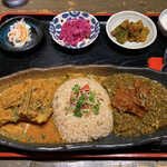 旧ヤム邸 - お惣菜やお口直しのヨーグルト、ピクルスに2種のカレーのあいがけがセットで1000円ヽ(*＾ω＾*)ﾉ