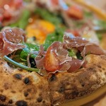 アモーラ ピッツァ - いい焼き具合♪