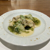 日本料理若林 - 牡蠣のコンフィとスミイカのソテー
                    カリフラワーのクリームソースに青海苔のソース。
                    何処となくフレンチ風。
                    胡瓜にスナップエンドウ、インゲンにほうれん草が活き活きしてます。火の入った胡瓜が印象的♪
