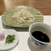 日本料理若林 - 栃木県常陸秋そばの自家製10割り蕎麦
                    蕎麦はコシがあり喉越しも良いです。
                    蕎麦つゆは鯖節と鰹節の出汁を元にしたかえしから、自然な甘みが感じられ濃さも丁度良く蕎麦に合っています。