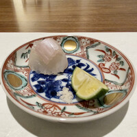 日本料理若林 - お造り　宮城県産のヒラメ　広島の藻塩と酢橘で
                    身と縁側を一緒にいただくと、身の上品さに縁側の脂の強さが見事に調和し、食感も良くとても美味です。