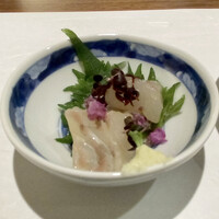 日本料理若林 - お造り　宮城県のヒラメ醤油漬け
                      浅く漬けにすることで、ねっとりとした食感が美味しさを引き立てています。