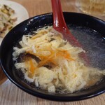 和来亭 - 肉入り高菜漬けチャーハン(スープ)