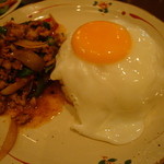 ブルーパパイヤ - 豚肉のバジル炒めご飯