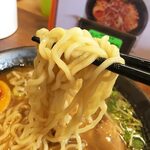 らーめん光 - 麺は中太麺。少し縮れていてスープがよく絡んで美味しい。