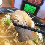らーめん光 - チャーシューは口の中に入れるとホロホロっと崩れるタイプ。