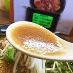 らーめん光 - コクはしっかりと出ております。思ったよりもあっさりと頂けるスープ。美味しいですなぁ。
