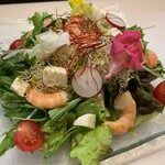 "Plump" Shrimp and Mozzarella Cheese Salad 880 yen (968 yen including tax)