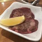 炭火焼肉 牛和鹿 - 牛タンとろろ飯の牛タン