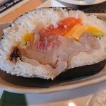 活魚廻転寿司　いわ栄 - 巨大な巻き寿司