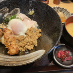 焼き鳥ゑびす - 鶏づくし丼（税込 800円）