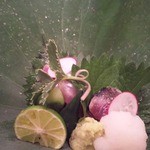 東條 - ハスの葉を皿にした新秋刀魚の刺身と炙り刺身