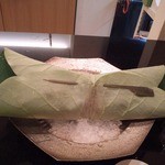 東條 - ハスの葉で包んだ刺身（行った時期が旬）