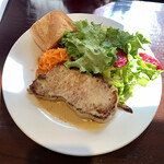 アベス - ランチセット(豚ロース肉の黒胡椒焼きローズマリー風味のヴェルモットソース・季節のスープ・自家製パン・ドリンク)¥1100