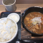 太田強戸PA フードコート - もつ煮定食　850円　　ライス大盛　100円