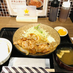 軍鶏と和豚 黒松屋 - 生姜焼き定食¥980