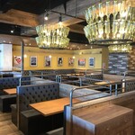 Italian Kitchen VANSAN - 店内は広々とした空間です。