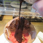 Patisserie & Chocolat Bar Del'Immo - ショコラソースを垂らして