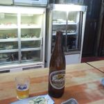 冷蔵ケースに入れられた、刺身や冷やしトマトなど