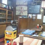 黒板に書かれたメニュー、左側が、揚げものなどが入ったケース