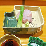 料理屋そうびき - アマダイお造り　桃山時代の織部でいただきました