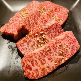 【部位ごとにブランド牛を厳選！】上質なお肉を炭火で！