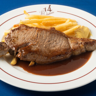 ボリュームたっぷり なんと1 100円で牛サーロインステーキ0g ポテトフライ添えが 食限定平日ランチ グラスワイン白 赤が 2 ル キャトルズ Bistrot Le 14 恵比寿 ビストロ 食べログ