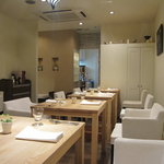 ristorante SAWADA - 白を基調とした店内