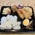 Yakitori Miki - 海老チキ(海老フライ・チキンカツ)弁当(¥500)
                        大きな海老フライ２本とチキンカツ２個、玉ねぎフライとボリューム満点！満足感の非常に高いメニューだ。