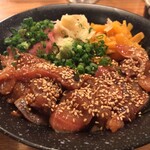 夜ノ焼魚 ちょーちょむすび - 胡麻漬け鰤丼(880円)大盛