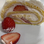 パティスリー キア - 苺はあまり甘くなかったなぁ。
      ケーキの生地とクリームが美味しすぎて、わーわー！