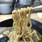 ぶたのほし - 相変わらず美味しそうな中太縮れ麺です。