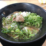 ぶたのほし - ネギめしを食べ終えたラーメンの中にライドーン。ネギの最下層に小盛りなニクの塊がいます。