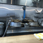 ぶたのほし - 寸胴前で、店長はスープの調整に余念がないにも関わらず、お客さんへの挨拶もしっかりされる隙のなさ！