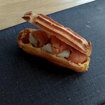 フィエルテ - 雲丹、燻製の香りを付けた牛乳、焦がし玉ねぎの香りがアクセントのエクレア♡とてもお手間がかかっているのにワザを見せつけないクールさにシェフさんお二人の余裕を感じます☆☆