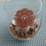 フィエルテ - 下に柑橘ムース、ナッツを砕いて飴がけ、真ん中のお供え餅みたいな楕円形がレンズ豆ムース、なめらかブラマンジェ、チョコレートチュイール♡可愛いデザート❤️