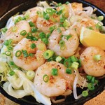 鉄板焼き・もつ鍋 めだか - プリプリ海老のガーリック焼き
