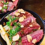 鉄板焼き・もつ鍋 めだか - 牛ハラミの鉄板焼き