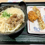Hanamaru Udon - 牛肉うどん小506円、唐揚げ110円、ちくわ磯部揚げ110円