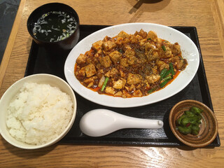 もつ焼き 栄司 - 麻婆マルチョウ定食（1,000円）全景。