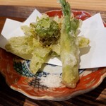 宮島口食堂 つむぐ - ふきのとうとタラの芽の天ぷら 
ふきのとうの葉は軽く芽はホクホクで蕗の味